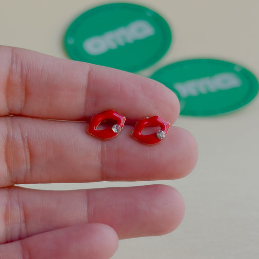 Kissy Earrings / Studs